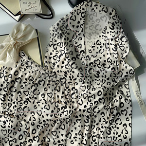 Nuovo Pigiama in Seta Ghiaccio per Primavera e Autunno, Set da Casa di Alta Qualità con Maniche Lunghe e Motivo Leopardato - Product Image 2