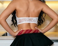 Nouvel ensemble de lingerie intime pour femme, style cosplay, comprenant un haut licou en dentelle transparente à maille érotique et une mini-jupe à rayures rouges avec lien, pour jeux de rôle