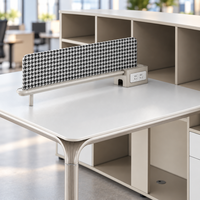 Poste de travail modulaire moderne avec écran de confidentialité, armoire de rangement haute, étagères ouvertes et accès aux câbles pour bureaux
