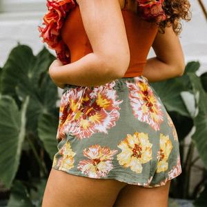 Shorts en rayonne sur mesure, design OEM, été, luxe, taille élastique, imprimé hawaïen - Product Image 3