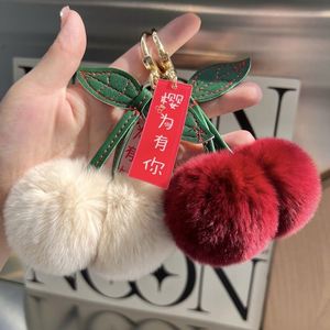 Al por mayor: Adorno colgante de peluche de conejo Rex para mochila escolar, colgante de coche de conejo Rex con pelo y cereza, bonito y para San Valentín, llavero de peluche con cereza EXW - Product Image 2