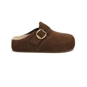 Zuecos cerrados de ante marrón con hebilla, forro de felpa, para invierno, sin cordones, de corcho - Product Image 1