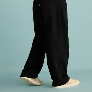 Jean pour homme en denim noir délavé, à ourlet effiloché, double épaisseur aux genoux, style hip-hop, coupe large, imprimé feuille métallisée, personnalisable ODM - Product Image 4