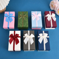Boîtes à bijoux créatives en carton blanc vides avec emballage cadeau rectangulaire en relief et revêtement UV pour les personnalités
