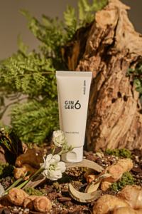 El limpiador de espuma vegana GINGER6 con ácido hialurónico y agua de jengibre equilibra el pH y apoya la barrera cutánea saludable a base de glicerina - Product Image 2