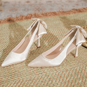 2025 nuove <span class=keywords><strong>scarpe</strong></span> da <span class=keywords><strong>sposa</strong></span> bianche con tacchi alti da <span class=keywords><strong>donna</strong></span> tacchi sottili a punta <span class=keywords><strong>scarpe</strong></span> da <span class=keywords><strong>sposa</strong></span> con fiocco a farfalla in raso - Product Image 4