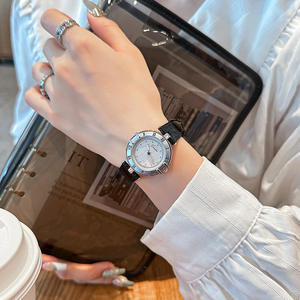 Montre pour femme de style niche, montre à quartz ronde, simple et élégante, bracelet en cuir - Product Image 6