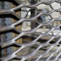 Maille métallique déployée galvanisée de 2MM 3MM d'épaisseur Revêtement en poudre rouge Casiers de pompier Feuille métallique déployée en aluminium