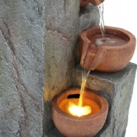 Fontaine d'eau extérieure Oniya avec jardinière et lumières LED, cascade en résine style pierre à plusieurs niveaux pour jardin, patio, véranda, cour