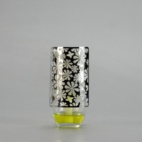 Diffuseur d'arômes à brancher et diffuseur de parfum à brancher avec décoration métallique