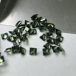 Haute qualité, résistance aux hautes températures, coupe princesse 4x4mm # 152 pierres précieuses synthétiques en spinelle vert foncé - Product Image 4