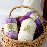 Vente en gros de fil acrylique mélangé de coton peigné à quatre plis d'épaisseur moyenne pour kit de crochet de bricolage doux et écharpe de poupée tricotée à la main