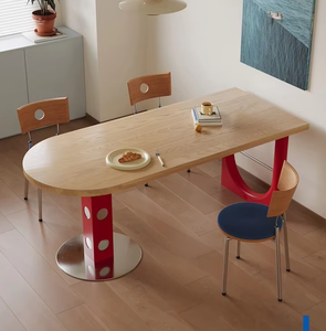 Tavolo da Pranzo con Piano in Legno Massello Stile Memphis, Tavolo Ovale con Base in Metallo Colorato Creativo, Arredamento Moderno per Sala da Pranzo - Product Image 1