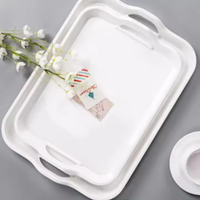 Grand plateau rectangulaire blanc pour le service au restaurant, les fêtes et le service sur table basse, plat et assiette en mélamine