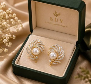 Orecchini a Forma di Piuma Placcati Oro con Cristalli, Strass e Perle, Gioielli Classici da Sposa per Donne - Product Image 3