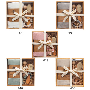 Fabrik-Direkt-Neugeborenen-<span class=keywords><strong>Baby</strong></span>-Geschenkset Bambus Musselin-Wellen Buche Holz Rasseln Spielzeug mit Wollbürste Babykind Geschenkset