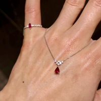 Collier en tungstène électroplaqué avec zircon rouge sang de tourteau en forme de goutte d'eau, style rétro, effet blanchissant, chaîne croisée haut de gamme, luxe léger