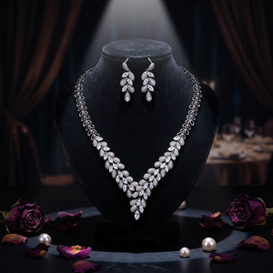 Parure de bijoux de mariée indienne de luxe en or jaune 14 carats avec diamants naturels taille brillant tendance - Collier et boucles d'oreilles certifiés - Product Image 1