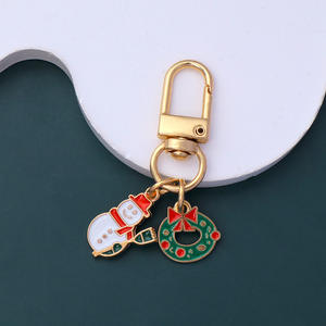 クリスマスの祝祭的なエナメルチャームキーホルダー、ゴールドトーンのメタルキーホルダー、サンタ、トナカイ、雪の結晶、リース、キャンディケインのペンダント付き - Product Image 3