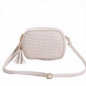Bolso femenino de PVC estilo sela, nuevo y sofisticado, con diseño vintage para usar al hombro, en la mano o cruzado. - Product Image 3