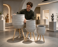 Set Pot Tanaman Bergaris Horizontal 3 Buah dengan Dudukan Tripod Kayu, Bahan Fiber Clay Berbintik, Kapasitas 10L, Pot Bunga Lantai untuk Pusat Perbelanjaan