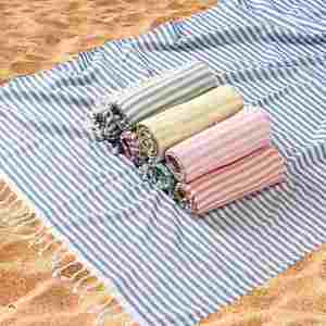 Serviette de plage luxueuse surdimensionnée en coton 100% pur, tissée sur mesure en jacquard, avec pompons - Product Image 1