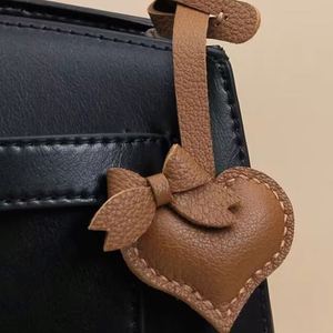 YY Fashion Llavero de Cuero con Dijes de Corazón y Lazo, Accesorios Bonitos para Bolsos y Carteras - Product Image 3