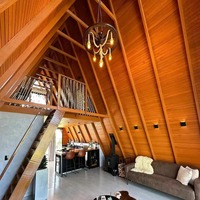 Villa préfabriquée en bois moderne de type A triangulaire avec chambre, cuisine, salle de bain et salon, idéale pour les zones touristiques et les centres de villégiature.