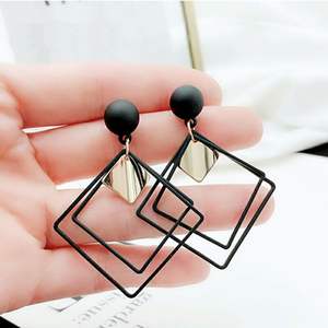 Anting untuk Wanita Desain Stud Geometris Trendi Gaya Dingin Serbaguna Logam Persegi Berongga Emas Berlian Paduan - Product Image 2
