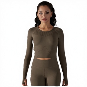 Ensemble de sport 2 pièces pour femme : T-shirt à manches longues de couleur unie et short très élastique avec taille élastique - Product Image 3