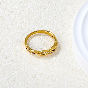 แหวนแฟชั่นชุบทอง ดีไซน์เกลียว ประดับเพชร ของขวัญเครื่องประดับสำหรับทุกเพศ - Product Image 3