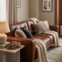 Canapé Chesterfield trois places en cuir pleine fleur marron de style italien moderne, luxe léger et minimaliste pour appartement, penthouse, club