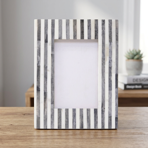 Cadre photo rectangulaire en résine noir et blanc avec incrustation d'os, fait main, décoratif, pour affichage sur bureau ou mural, personnalisable - Product Image 1
