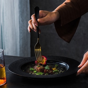 Plato plano <span class=keywords><strong>de</strong></span> <span class=keywords><strong>porcelana</strong></span> antigua blanca <span class=keywords><strong>de</strong></span> 11,85 pulgadas en relieve plato irrompible cerámica negra restaurante hogar servir <span class=keywords><strong>platos</strong></span> redondos - Product Image 2