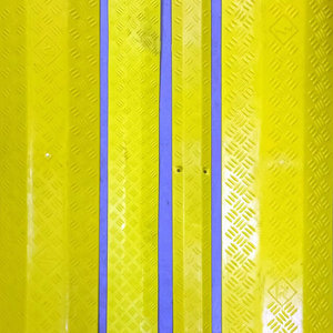 Reductor de velocidad de caucho 1000x250x40mm para montaje en suelo IP65 para carreteras, sitios de construcción y áreas mineras - Product Image 1