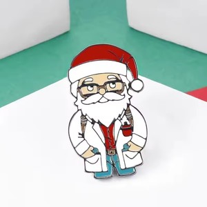 Broche de Noël en émail Docteur Père Noël avec stéthoscope, épinglette festive pour les professionnels de la santé, infirmières et personnel médical - Product Image 3