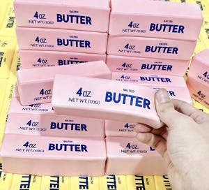 Jouet anti-stress Squishy Beurre Rose, aspect beurre, compressible, durable, format poche, Needoh Squishy Toys - Product Image 1