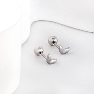 Boucles d'oreilles clous classiques vintage en forme de feuille, plaquées or 18 carats, zircon coréen, cadeau de Noël tendance - Product Image 6