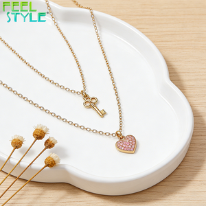 Collana a strati in acciaio inossidabile 316 placcato PVD oro spesso e colorato, con ciondolo a chiave vintage e cuore pavé di zirconi rosa 5A+ - Product Image 3