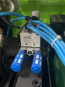 Nouvelle machine de soufflage automatique mini à 2 cavités, 4 cavités, 1500-3000 BPH pour bouteilles en plastique PP PET - Product Image 6