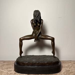 Grande Scultura in Bronzo Stile Europeo Vintage per Esterni, Statua Artistica Realistica di Figura Femminile con Finitura Anticata - Product Image 4