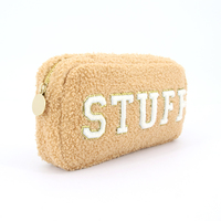 Pochette cosmétique en polaire sherpa avec fermeture éclair dorée et lettres en chenille pour le rangement du maquillage et l'organisation des articles de toilette