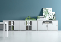 Armoire de classement modulaire en bois clair avec portes en verre trempé et étagères ouvertes pour espace de travail commercial