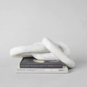 Figurine moderne en marbre blanc à maillons de chaîne en pierre naturelle écologique inspirée de la décoration intérieure directement du fabricant - Product Image 2