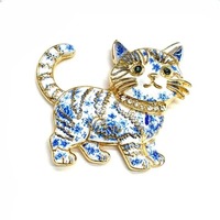 Broche animale en porcelaine bleue et blanche, émail et strass, motif chat et dragon, bijou