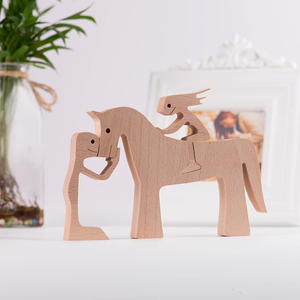 Figurine en bois Homme à cheval pour la décoration de la maison Statue de femme Cadeau gravé personnalisé - Product Image 2