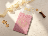 Ensemble d'invitations de mariage en acrylique de luxe, rose blush, avec pochette en velours, motif personnalisé en feuille d'or, nœud, monogramme, armoirie et croquis de lieu