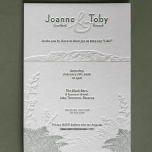การ์ดเชิญงานแต่งงานแบบ Letterpress กระดาษอาร์ต พิมพ์ลายนูนขอบดอกไม้ พิมพ์ Letterpress แบบกำหนดเอง พร้อมลายตราประจำตัว - Product Image 1