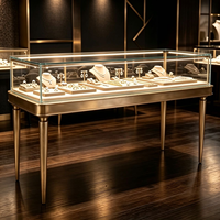 Vitrine de présentation de bijoux en métal doré antique avec pieds, comptoir en verre éclairé pour boutique de joaillerie haut de gamme