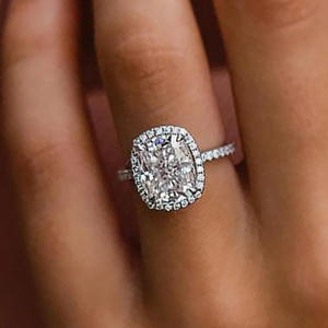 Anello di fidanzamento da donna Q788 in oro bianco con diamante naturale taglio cuscino e diamanti laterali colore D - Product Image 2